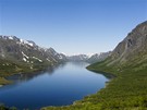 Na snímku je jezero Gjende pod horou Besseggen v Norsku