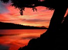 v Indonésii u jezera Danau Bratan pi východu slunce