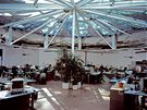 Ped sluncem pod kruhovým oknem dnes chrání pracovníky rolety i klimatizace