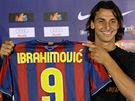 Zlatan Ibrahimovic pzuje s barcelonskm dresem.