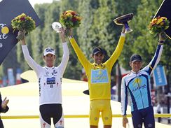 Tour de France 2009: zleva druh Andy Schleck, vtz Alberto Contador, tet Lance Armstrong