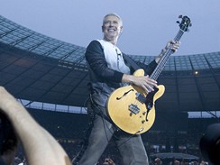 Skupina U2 vystoupila na berlnskm Olympiastadion (Adam Clayton)