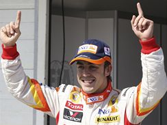 Fernando Alonso se raduje z pole position, kterou si vyjel v kvalifikaci na...
