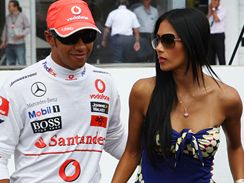 Nicole Scherzingerov a Lewis Hamilton