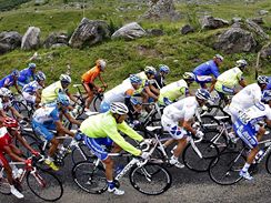 Cyklist vysoko v Alpch na Tour de France 