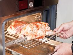 Kuře či vepřovou pečeni zvládne parní trouba asi za jednu hodinu