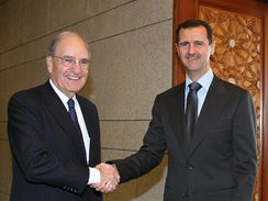 Obamv vyslanec George Mitchell (vlevo) se syrskm prezidentem Barem Asadem (26. ervence 2009)