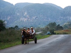 Kuba. Oblast Val de Vinales, jezd se tu pln na vem