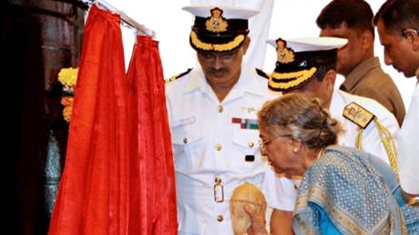 Manelka indického premiéra Singha ktí ponorku Arihant na jaderný pohon. (26. ervence 2009)