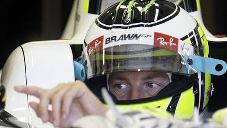 První trénink na Velkou cenu Maarska, Jenson Button eká na start.