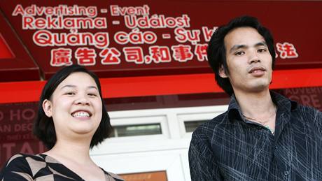 Majitel reklamní firmy Zlatý nápad Nguyen Hoai Vu (vpravo) má nyní desetkrát více zákazník ne ped devíti lety.