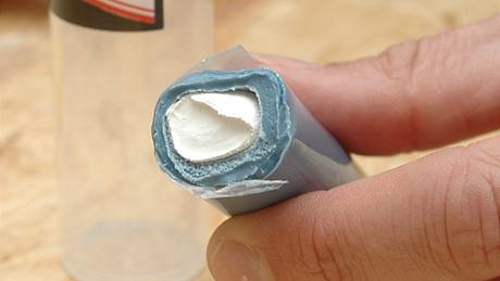 Epoxidová plastelína je zabalená do plastu, aby při skladování nevysychala