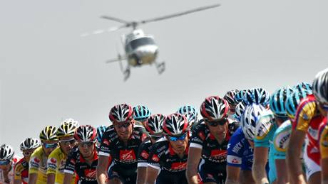 Televizní helikoptéra nad pelotonem Tour de France (snímek z roku 2007)