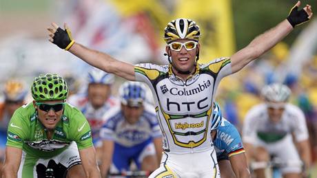 Mark Cavendish slaví pátý etapový triumf na Tour de France 2009. Vlevo Hushovd