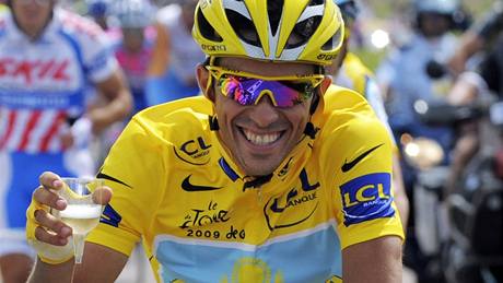 Alberto Contador pipíjí na svj triumf v Tour de France 2009