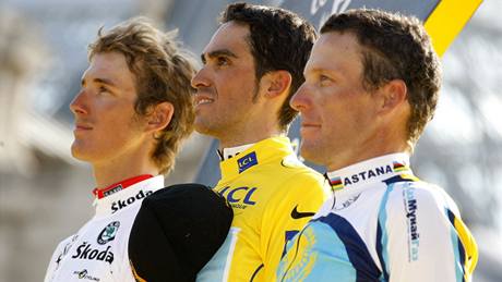 Zleva: druhý Andy Schleck, vítz Alberto Contador a tetí Lance Armstrong v cíli Tour de France 2009