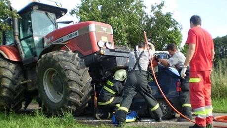 Hasii vyproují 19letého mladíka, který se ve felicii srazil s traktorem u Hoínvsi 