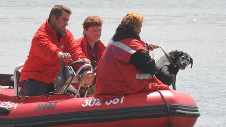 Potáp��i hledali poblí� autokempu Merkur ztraceného plavce