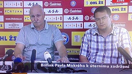 Tisková konference Pavla Mokrého v televizi, vpravo tiskový mluví 1. FC Brno Pavel Veselý