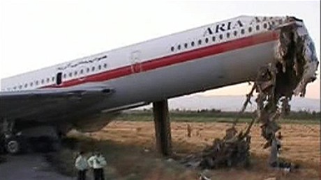Havárie íránského letadla  v Mehádu - zábr íránské televize (24.7.2009)