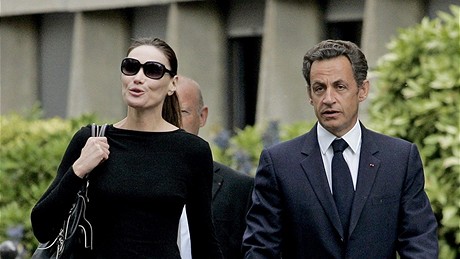 Nicolas Sarkozy s manelkou na cest z nemocnice (27.7.2009)