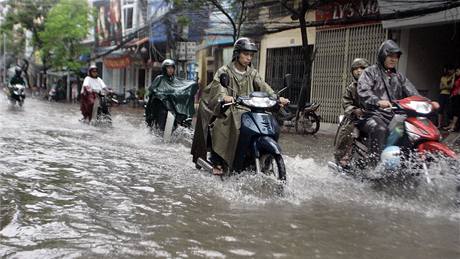 HANOJ. Víkendová tropická boue zasáhla severní Vietnam. V metropoli Hanoji ochromila voda dopravu. (20. ervence 2009)