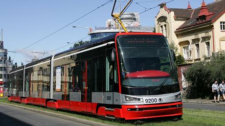 Nová tramvaj ForCity u jezdí v Praze