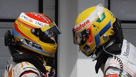 Fernando Alonso (vlevo) a Lewis Hamilton.