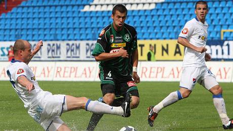 Zleva ostravský Martin Luke�, Jakub �tochl z P�íbrami a dal�í domácí hrá� Róbert Zeher.