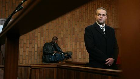 Radovan Krej�í� p�ed jihoafrickým soudem