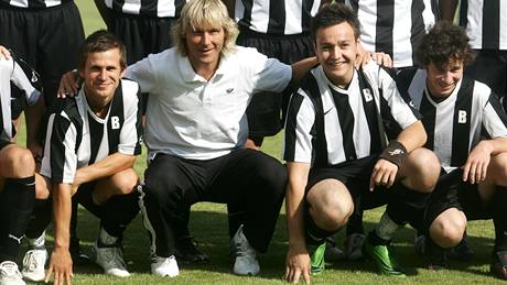 Pavel Nedvd pózuje s fotbalisty Radotína