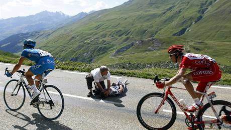 Lékai oetují Jense Voigta bezprostedn po dsivém pádu v 16. etap Tour de France