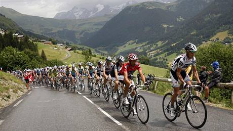 Cyklisté ve stoupání v královské etap Tour de France 