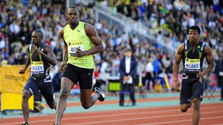 Usain Bolt kontroluje asomíru. I v tkých londýnských podmínkách pokoil hranici 10 vtein.
