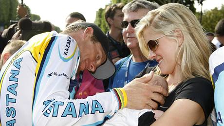 Lance Armstrong se v cíli Tour de France potil se svým synkem Maxem a pítelkyní Annou Hansenovou.  