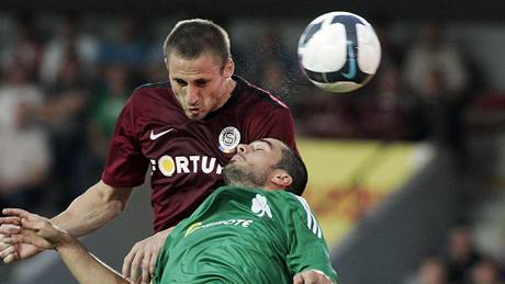 Sparta - Panathinaikos: Jan Holenda v souboji s  Loukasem Vyntrou.