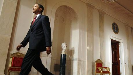 Barack Obama kráí koridorem v Bílém dom na tiskovou konferenci (23. ervence 2009)