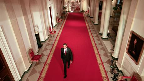 Barack Obama kráí koridorem v Bílém dom na tiskovou konferenci (23. ervence 2009)