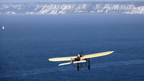 Francouzský pilot Edmond Salis po sto letech zopakoval pelet kanálu La Manche na devném jednoploníku (25. ervence 2009)