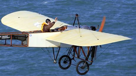 Francouzský pilot Edmond Salis po sto letech zopakoval pelet kanálu La Manche na devném jednoploníku (25. ervence 2009)