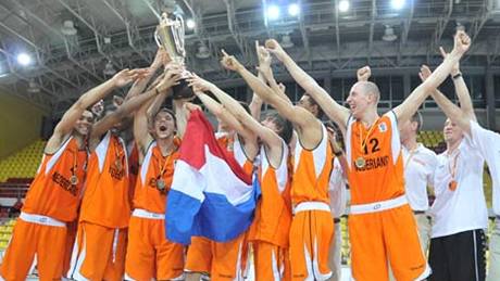Nizozemtí basketbalisté do dvaceti let se radují z triumfu na ME divize B