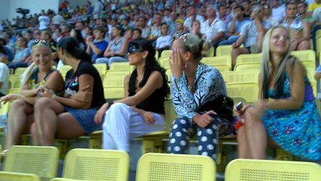 Podnstí, stadion v Tiraspolu. Veobecn skvlá nálada - Tiraspol dnes postoupí, pít dorazí komanda Slavia z Pragy