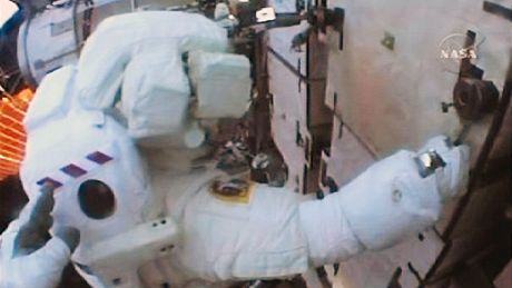 Astronaut Chris Cassidy vymuje jednu z baterií na ISS. Snímá jej kamera umístná na helm jeho kolegy Dava Wolfa.