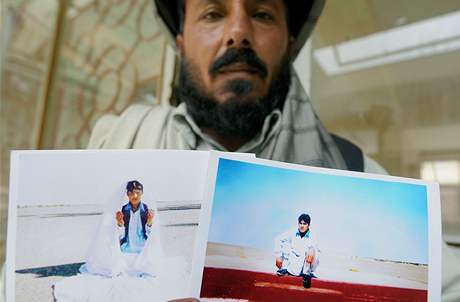 Strýc guantánamského vzn Muhammada Dawáda s fotografiemi svého synovce