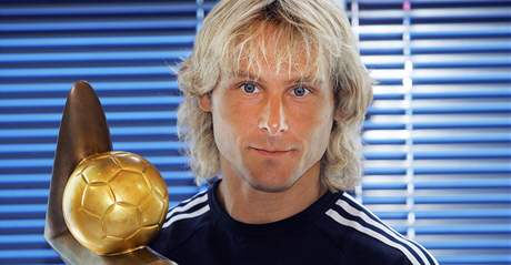 Pavel Nedvd se Zlatým míem pro nejlepího fotbalistu eské republiky roníku 2008/2009.