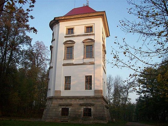 Zámeek neboli Nový zámek. Jeho torzo v Rudolticích u Lankrouna dominuje obecnímu sídliti, jeho výstavba zamstnala i adu právník.  