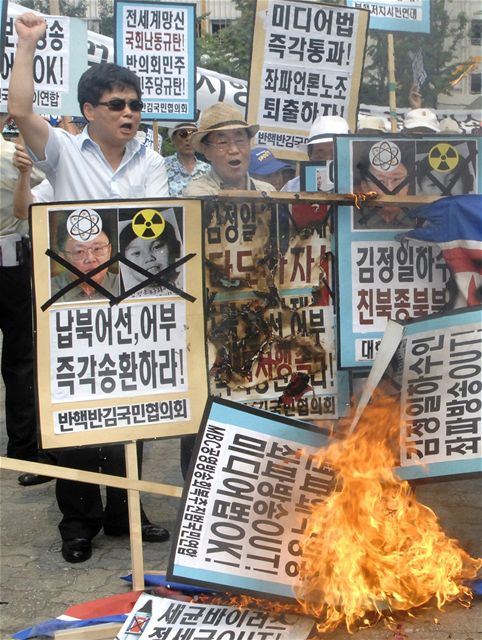 Jihokorejci v Soulu protestuj proti zadren rybsk lodi Severokorejci (30. ervence 2009)