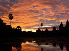 v Kambodi. Celé msto a archeologická oblast Angkor se probouzí do nového dne. Mli jsme tstí a v 5.15 byly oblaky na tom pravém míst nad chrámem Angkor Wat
