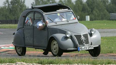 Sraz Citroën 2CV na mosteckém hipodromu