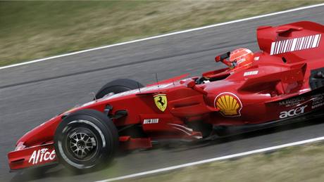 Michael Schumacher ve Ferrari pi testech v Mugellu.